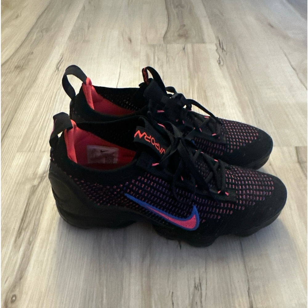Nike vapormax women’s size 8.5, black & pink! In excellent condition!!